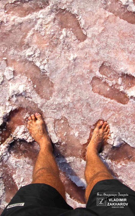 Босиком по розовому лиману. Ноги в соли