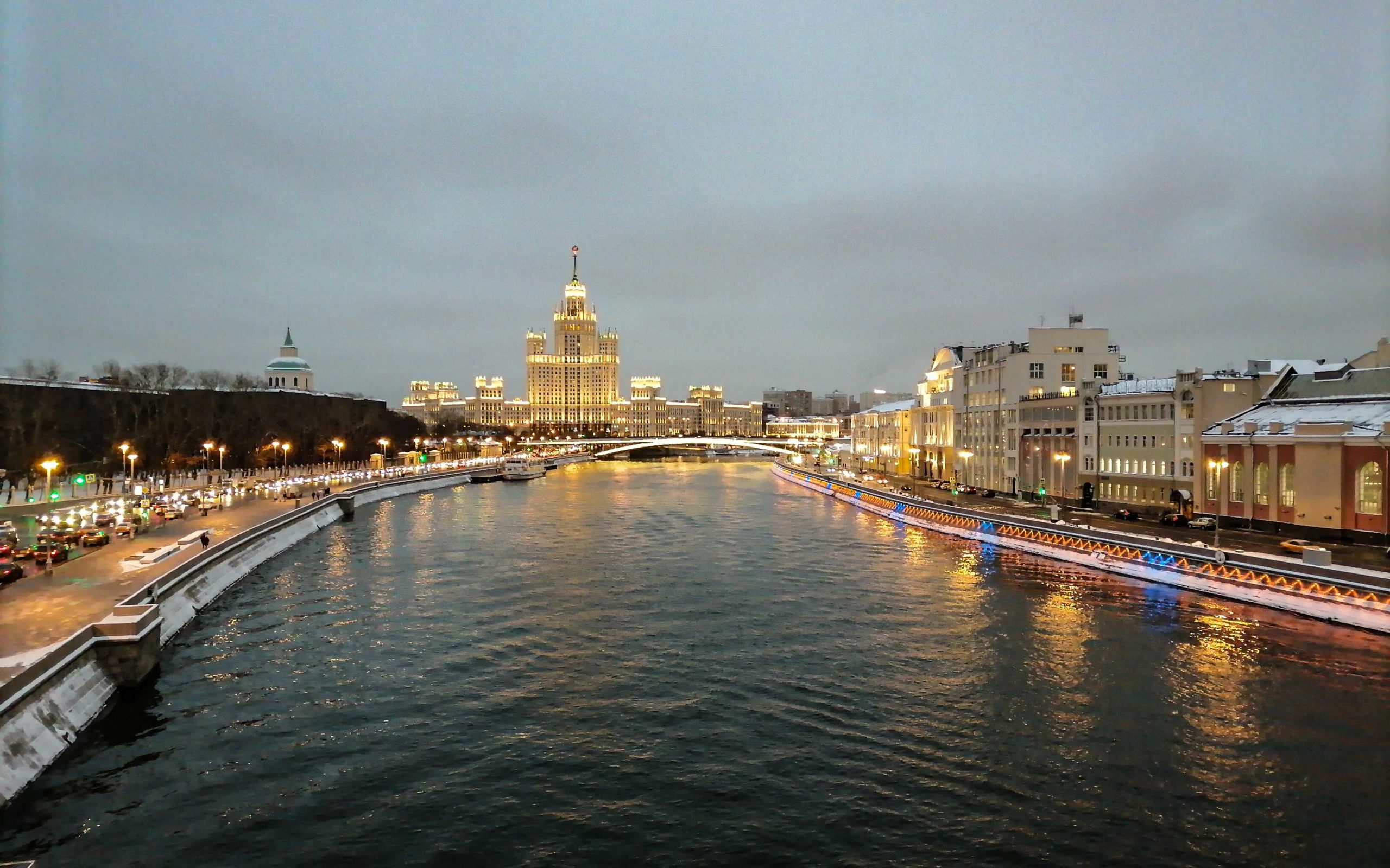 Включение иллюминации на Москве-реке. Короткое видео